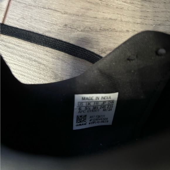 Big boys Adidas running sneakers. Black color. Size 6 big boys. - Picture 8 of 11